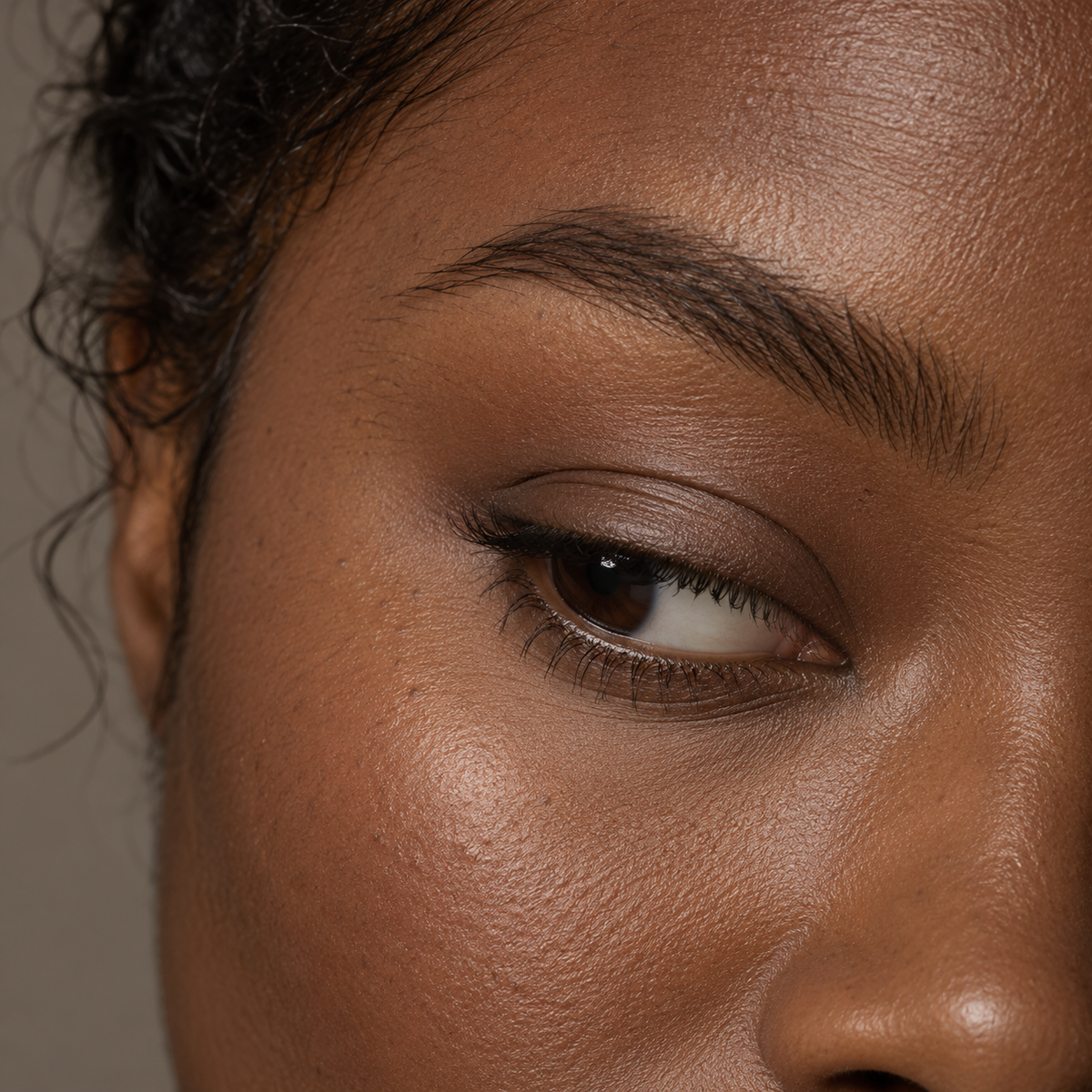 Close-up portrait look with naturally defined brows