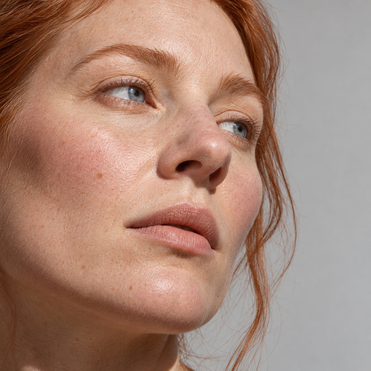 Close-up look with light, softly shaped brows