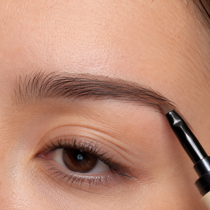 Built-in slanted brush filling in the brow tail with pomade, close-up